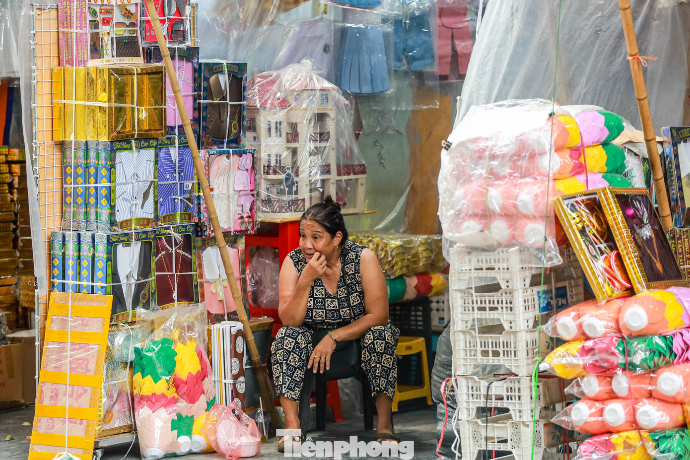 Thay vì hình ảnh tấp nập người ra người vào tại các cửa hàng như mọi năm, thì những chủ buôn lại được "ngồi chơi xơi nước". "Tôi không dám nhập nhiều hàng vì những năm gần đây lượng mua giảm đáng kể, một phần là người dân ít đốt, một phần là tại nhiều chùa bây giờ không cho hóa vàng nữa nên không ai mua", một tiểu thương chia sẻ.