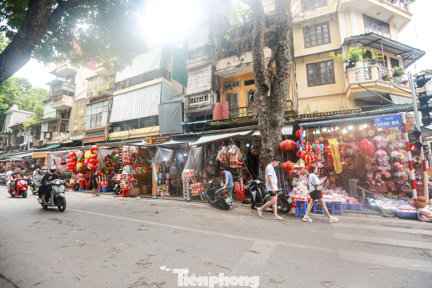 Như những năm trước, cứ đến tháng bảy Âm lịch, phố Hàng Mã (phường Hàng Bồ, quận Hoàn Kiếm, Hà Nội) lại tấp nập kẻ mua người bán, đặc biệt là những ngày cận kề ngày rằm, những ngày làm lễ cúng.