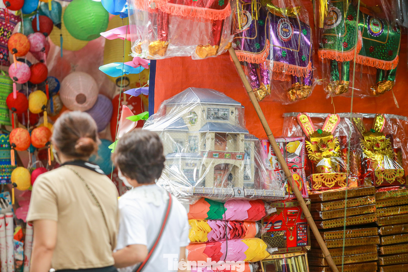 Tuy cửa hàng sụt giảm, tiểu thương nhập hàng ít đi nhưng các sản phẩm đều được làm mới, vô cùng đa dạng, từ những món đồ thường mua như quần áo, ngựa, mũ nón, tiền vàng... đến các mặt hàng xịn xò như nhà lầu, laptop, điện thoại, ô tô...