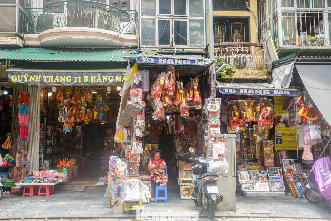 Tuy nhiên, theo ghi nhận của PV, số cửa hàng bán vàng mã trên phố Hàng Mã ngày một ít đi, những cửa hàng còn sót lại đều chịu cảnh ế ẩm, đìu hiu, ít khách qua lại mặc dù ngày rằm tháng 7 đang cận kề.