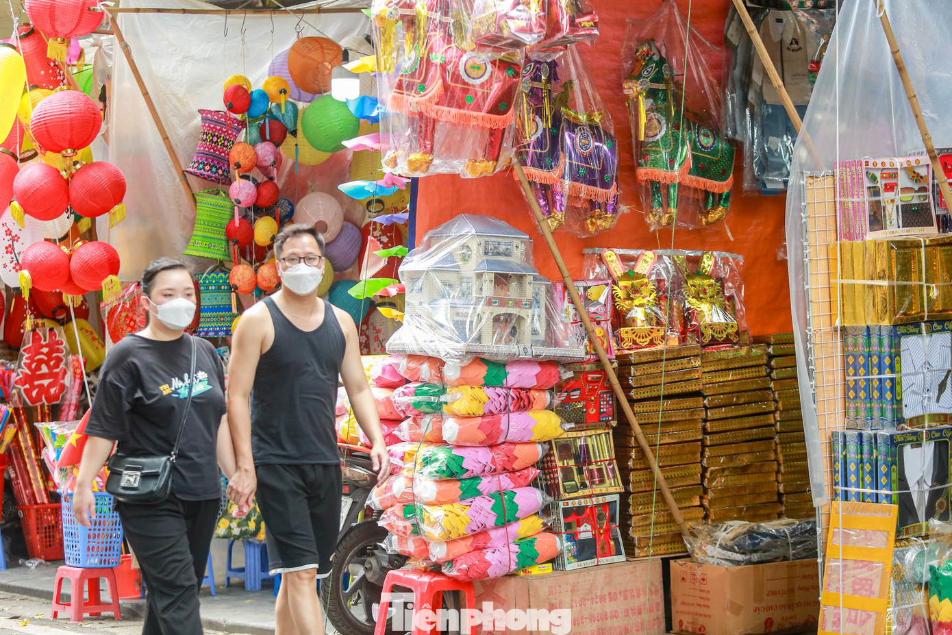 Tuy cửa hàng sụt giảm, tiểu thương nhập hàng ít đi nhưng các sản phẩm đều được làm mới, vô cùng đa dạng, từ những món đồ thường mua như quần áo, ngựa, mũ nón, tiền vàng... đến các mặt hàng xịn xò như nhà lầu, laptop, điện thoại, ô tô...