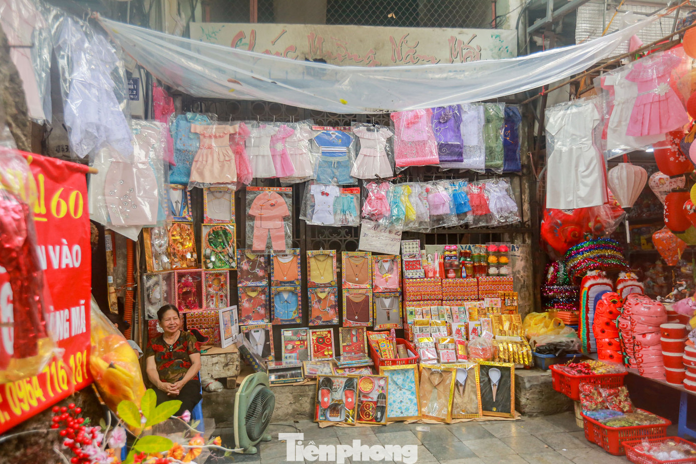 Một tiệm vàng mã với đa dạng mẫu mã quần áo cho nhiều lứa tuổi.