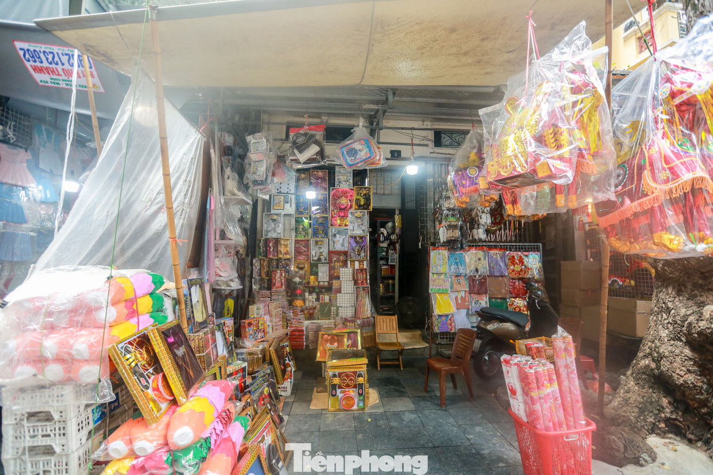 Tuy nhiên, theo ghi nhận của PV, số cửa hàng bán vàng mã trên phố Hàng Mã ngày một ít đi, những cửa hàng còn sót lại đều chịu cảnh ế ẩm, đìu hiu, ít khách qua lại mặc dù ngày rằm tháng 7 đang cận kề.