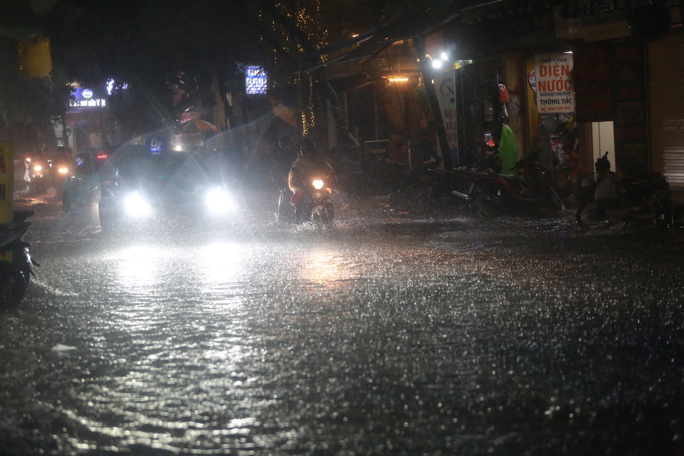 Các phương tiện "dò dẫm" đi qua nơi nước ngập sâu.