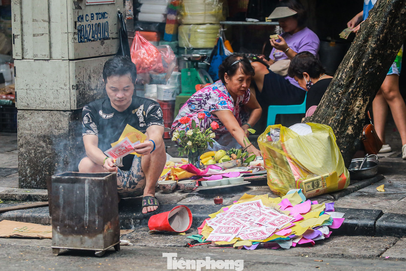 Đốt vàng mã ngay trên phố gây nguy cơ cháy nổ, hoả hoạn rất cao, nhất là gần những đồ vật, dụng cụ dễ bắt lửa.
