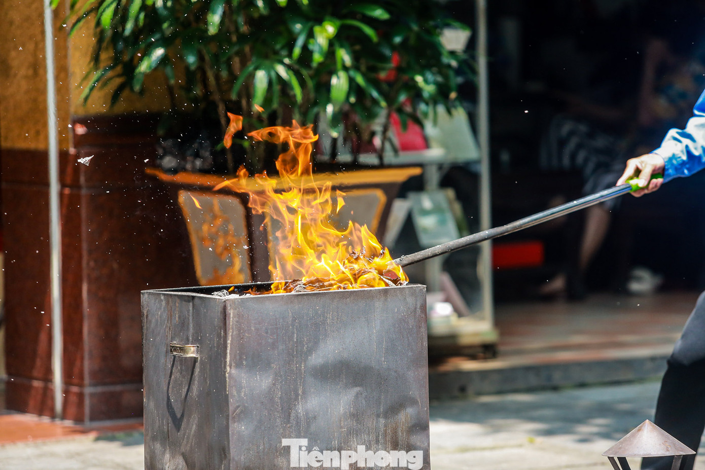 "Những năm trước nhà tôi đều hóa vàng ở nhà và trên chùa trong ngày Rằm tháng 7, nhưng năm nay nhà tôi chỉ hóa vàng ở nhà sau khi cúng thôi, tôi mong muốn cầu cho gia đình mạnh khỏe, các con các cháu làm ăn được", bà Huyền, phố Hàng Đường chia sẻ.