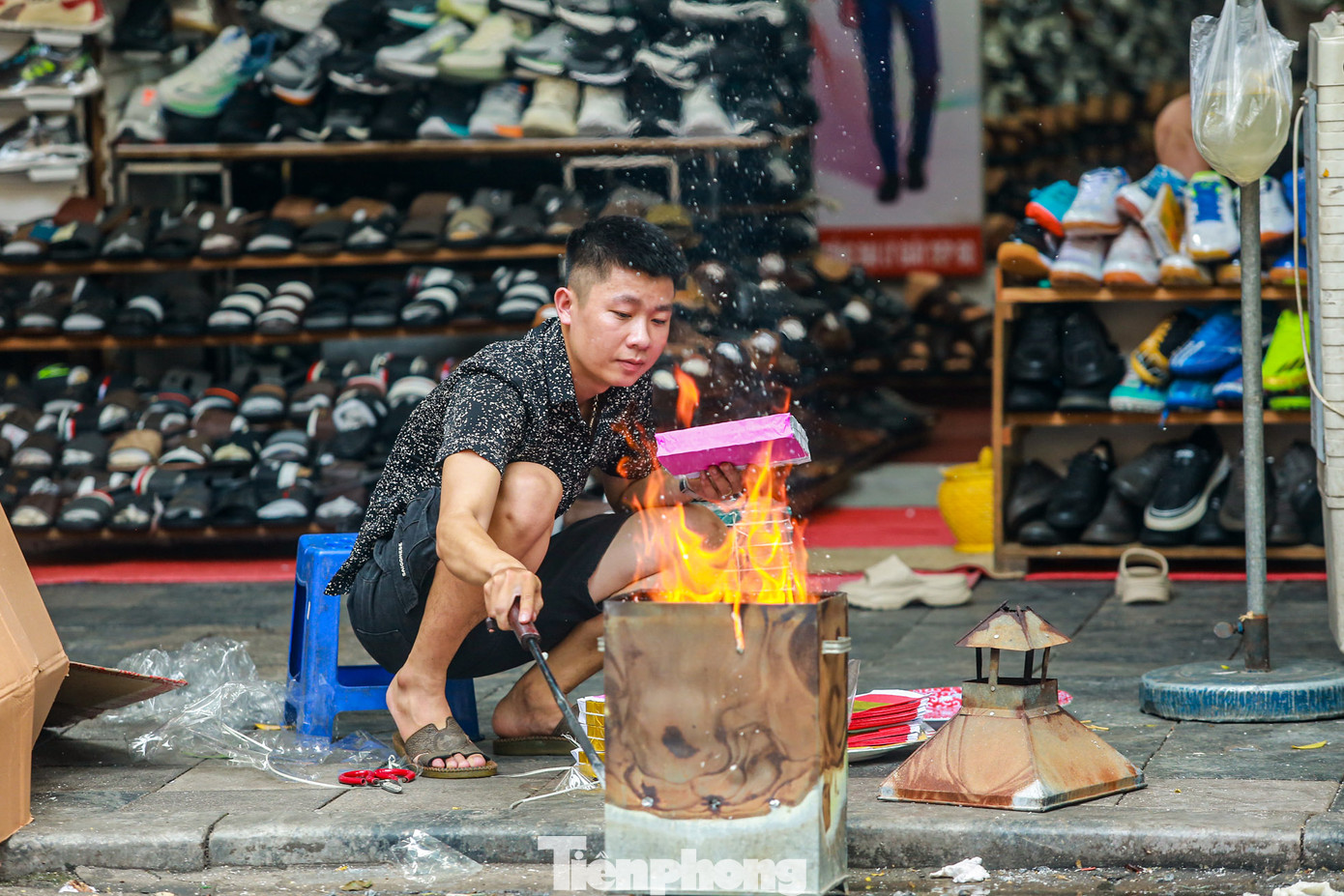 Dù nhiều hộ gia đình dùng lò tôn nhưng vẫn gây ra khói mù mịt.