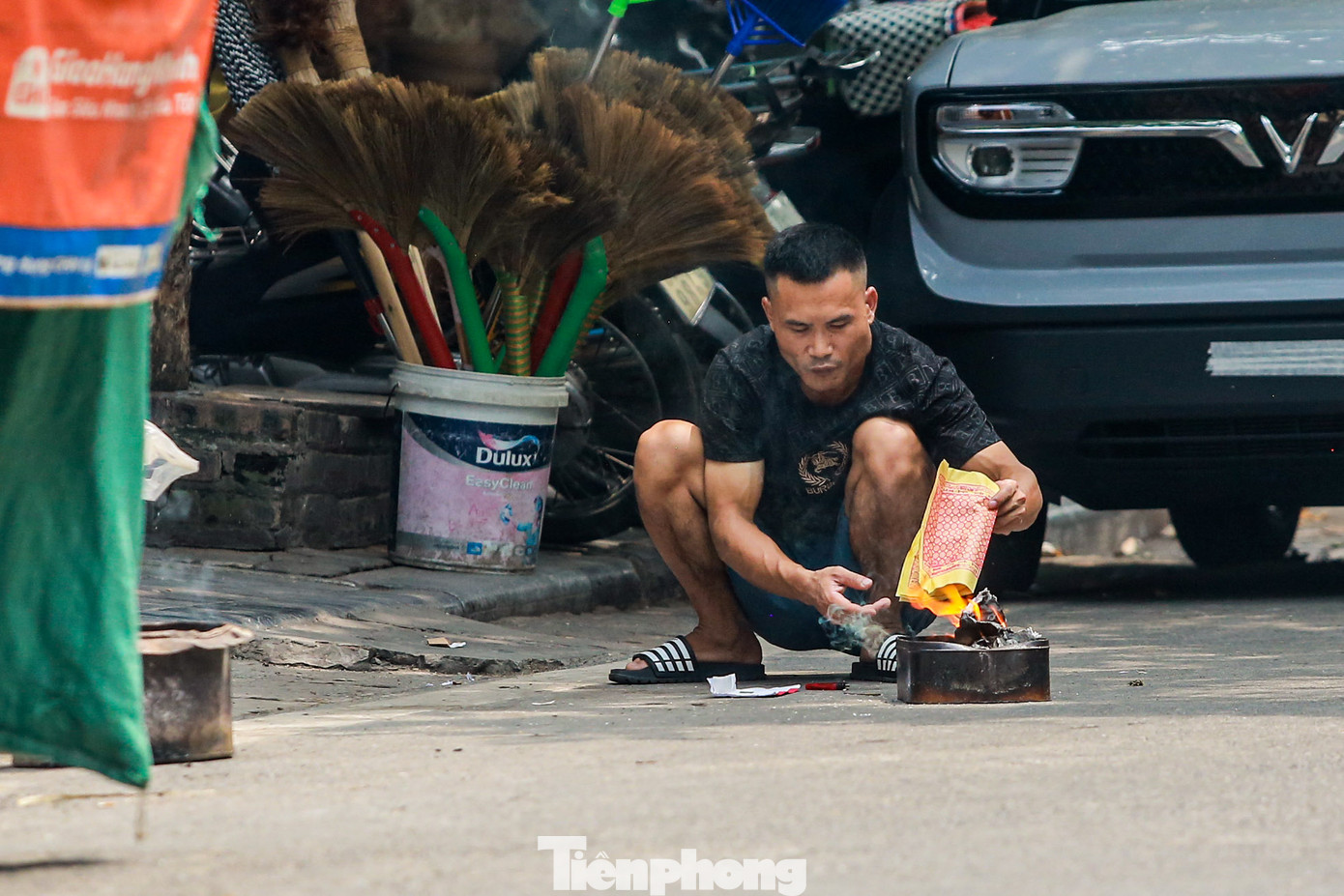 Người dân hóa vàng ngay dưới lòng đường phố Hàng Chiếu.