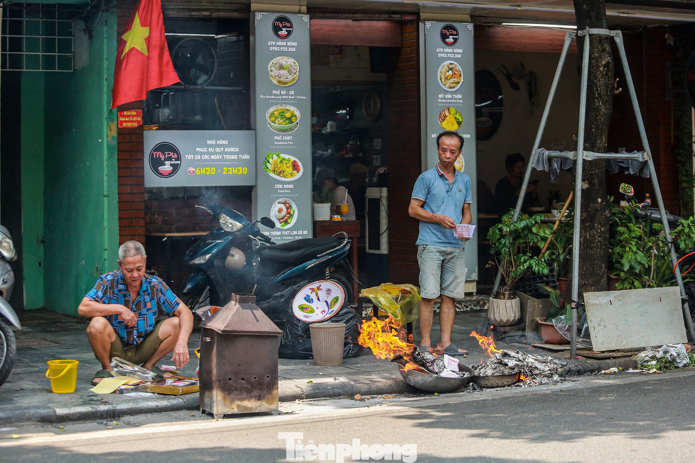 Phố Hàng Bông rực lửa, nghi ngút khói.