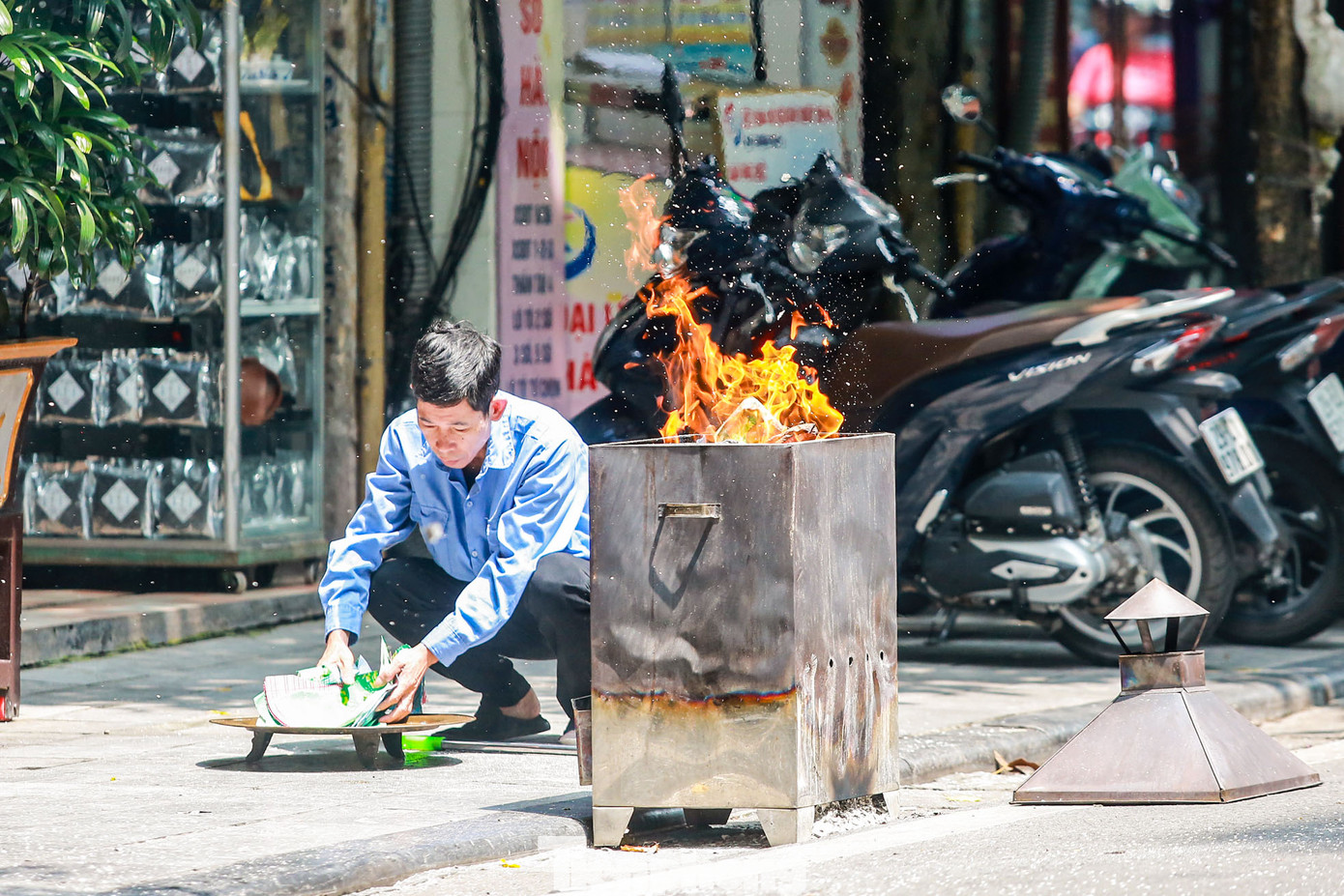 Dân gian quan niệm tháng 7 âm lịch là tháng "phá ngục", trong đó, ngày Rằm tháng 7 là ngày "xá tội vong nhân" cầu siêu cho những vong hồn lang thang, không nơi nương tựa, việc đốt vàng mã trong ngày "xá tội vong nhân" sẽ xua điều xấu, đón điều tốt về với gia chủ.