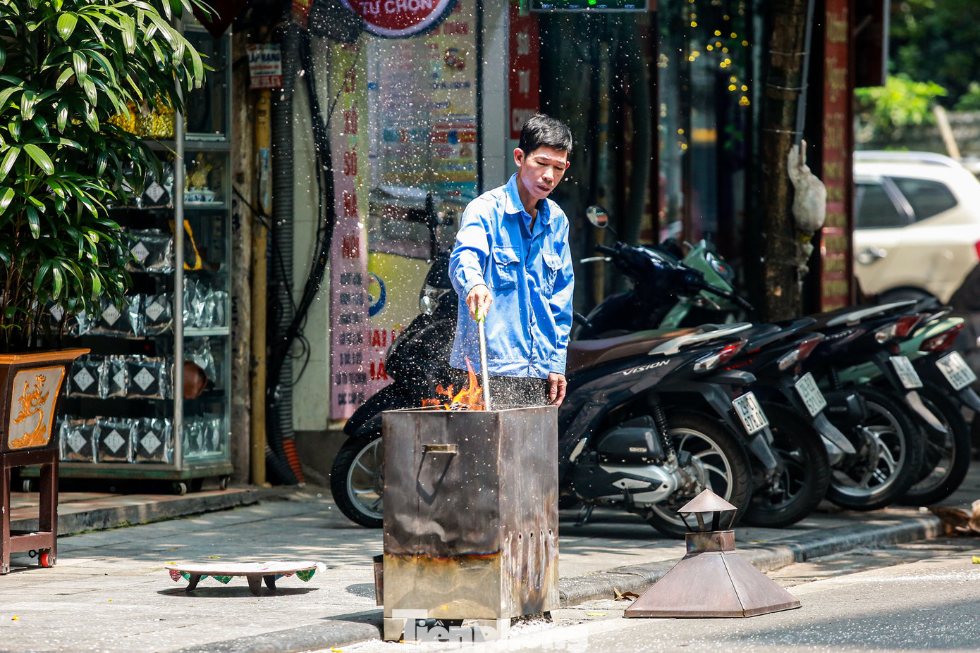 Dân gian quan niệm tháng 7 âm lịch là tháng "phá ngục", trong đó, ngày Rằm tháng 7 là ngày "xá tội vong nhân" cầu siêu cho những vong hồn lang thang, không nơi nương tựa, việc đốt vàng mã trong ngày "xá tội vong nhân" sẽ xua điều xấu, đón điều tốt về với gia chủ.