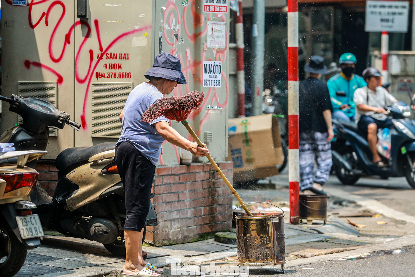 Sau khi đốt, nhiều người thường vẩy nước hoặc dùng gậy, que để cho lửa cháy nhanh, đỡ khói bụi.