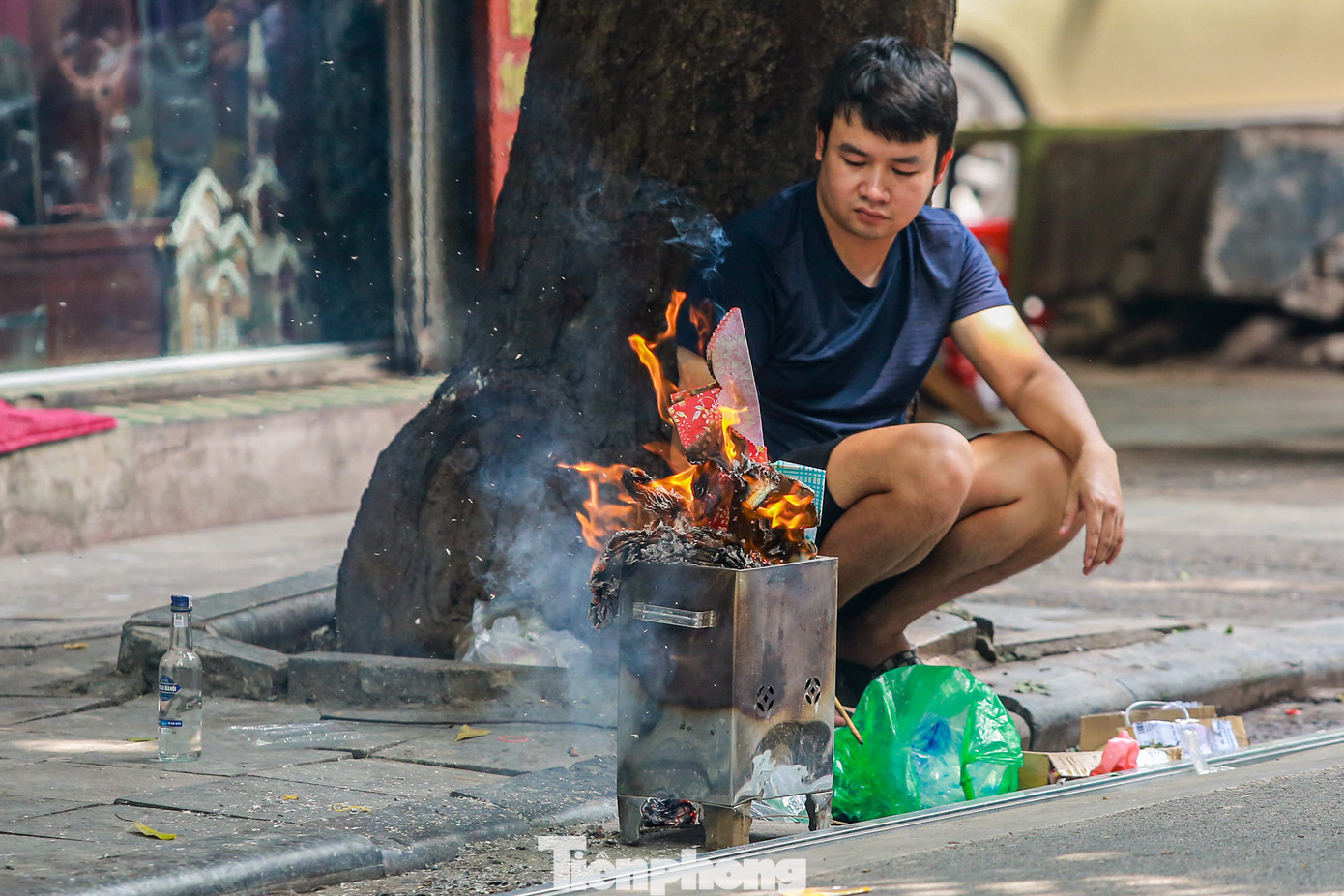 Người dân mang vàng mã ra vỉa hè phố Hàng Gà để hóa.