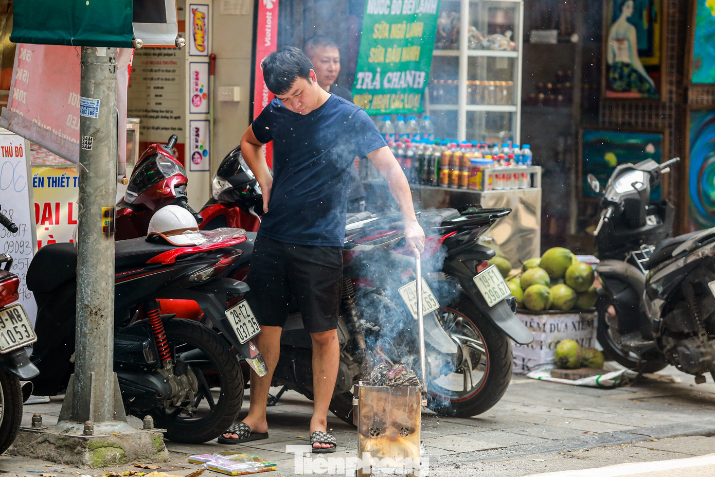 Sau khi đốt, nhiều người thường vẩy nước hoặc dùng gậy, que để cho lửa cháy nhanh, đỡ khói bụi.