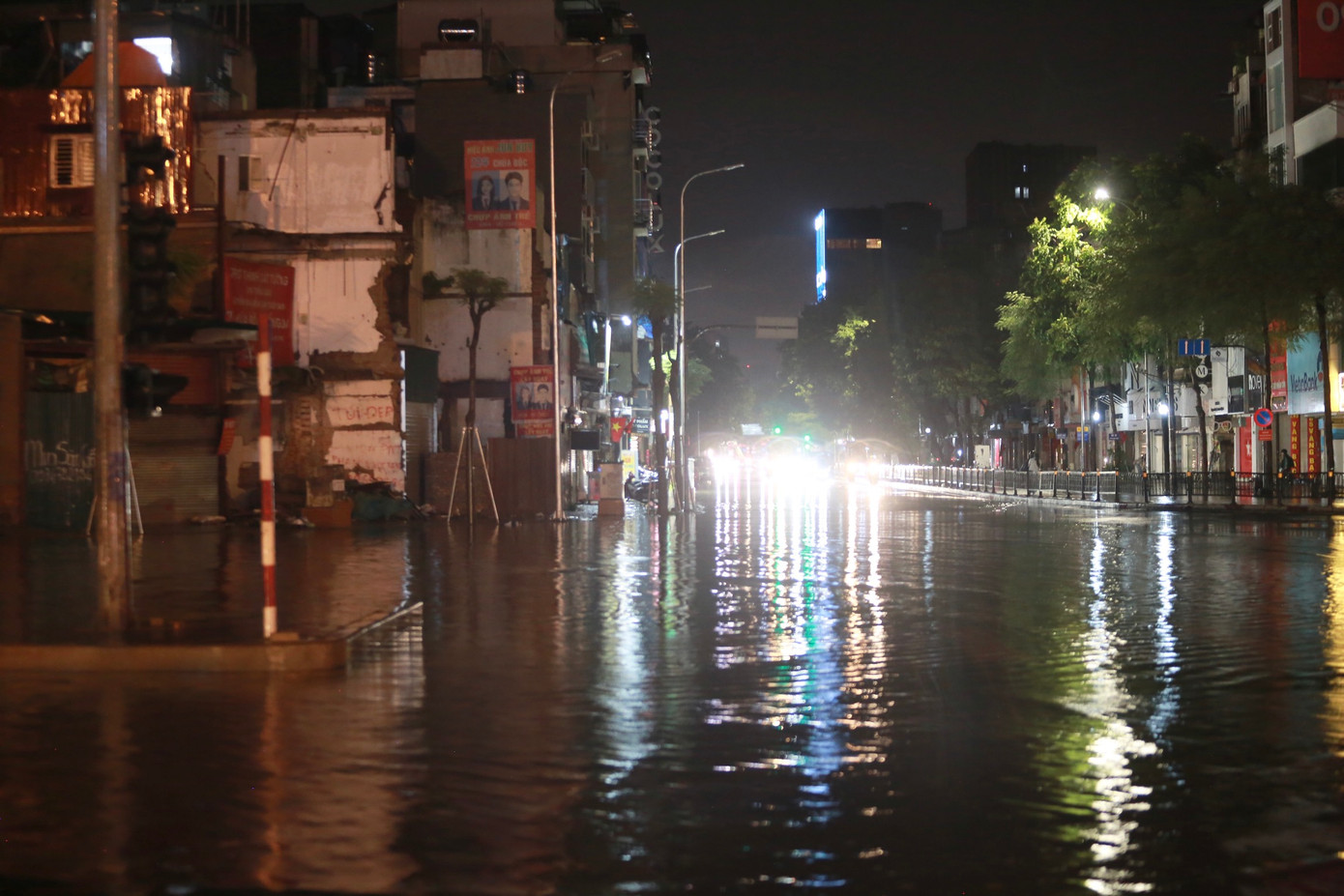Phố Chùa Bộc ngập sâu, các phương tiện đều phải quay xe.