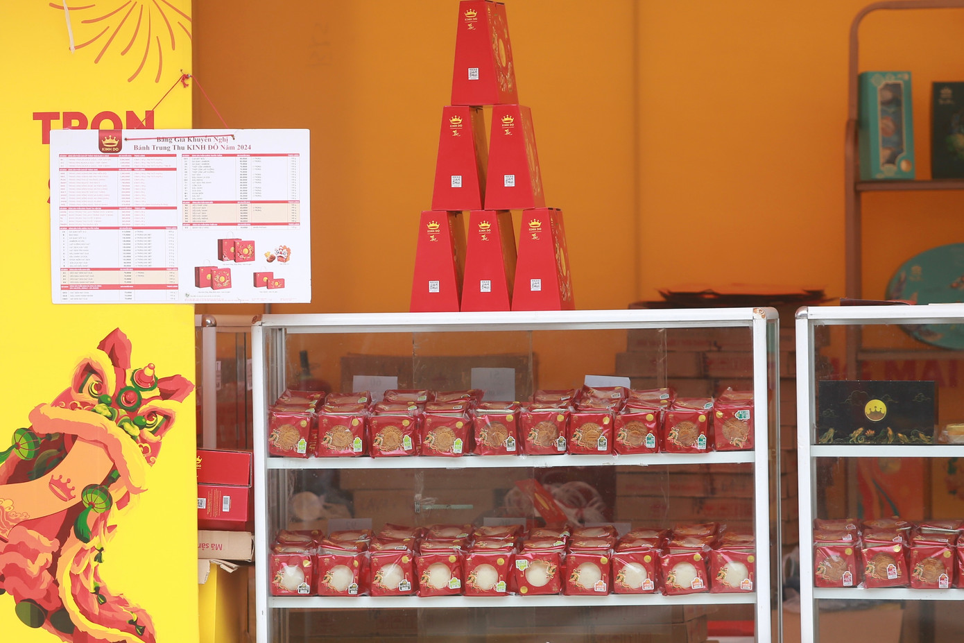 Dịp trung thu năm nay, hình thức và mẫu mã bánh trung thu được đổi mới mỗi năm bắt mắt và hiện đại hơn rất nhiều thế nhưng dường như vẫn không thu hút được nhiều khách hàng ghé mua.