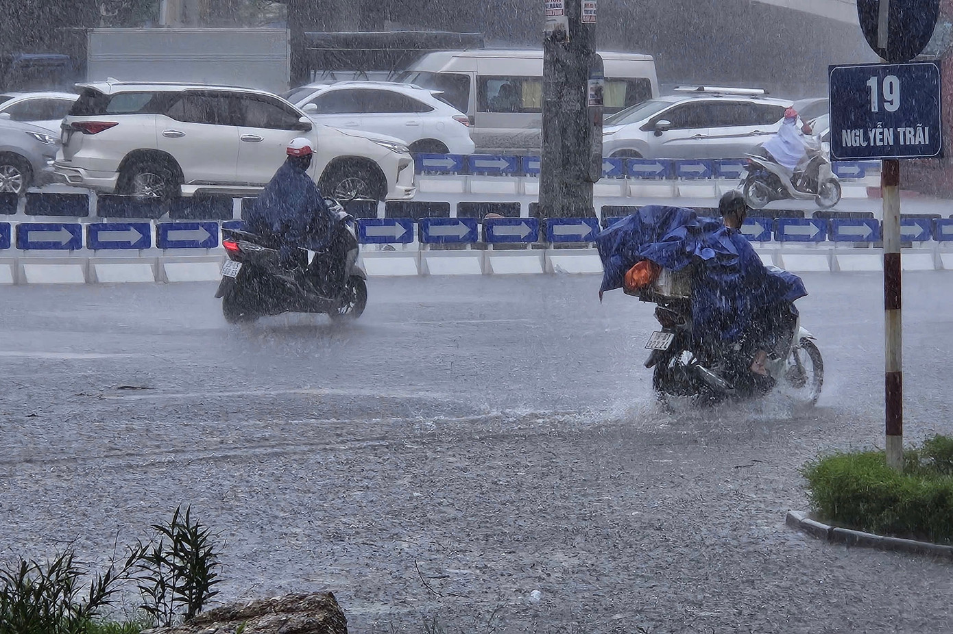 Ghi nhận của PV, khoảng 12h55 ngày 29/8, cơn mưa trắng trời bất ngờ đổ xuống Hà Nội khiến nhiều tuyến phố như Nguyễn Trãi, Vương Thừa Vũ, Hoàng Văn Thái, Bùi Xương Trạch (quận Thanh Xuân)... nhanh chóng ngập thành sông, nhiều cây gãy đổ.