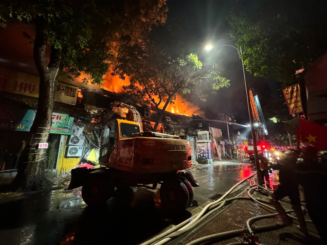 Vào khoảng 18h30 hôm nay (16/8), người dân địa phương phát hiện lửa khói bốc lên từ tầng 2 quán bar tại số 67 Phó Đức Chính, phường Trúc Bạch, quận Ba Đình.