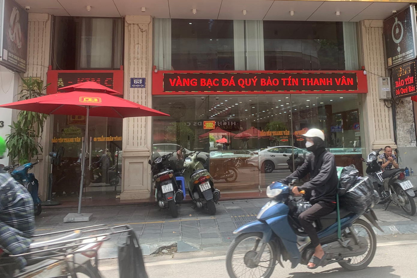 Một cửa hàng vàng gần như không có khách trong ngày giá vàng nhẫn đạt đỉnh trong 3 tháng.