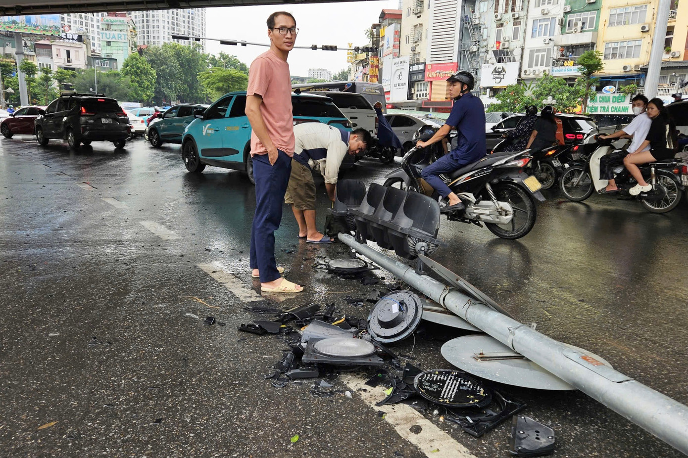 Một đèn giao thông tại Ngã Tư Sở bị gãy đổ.