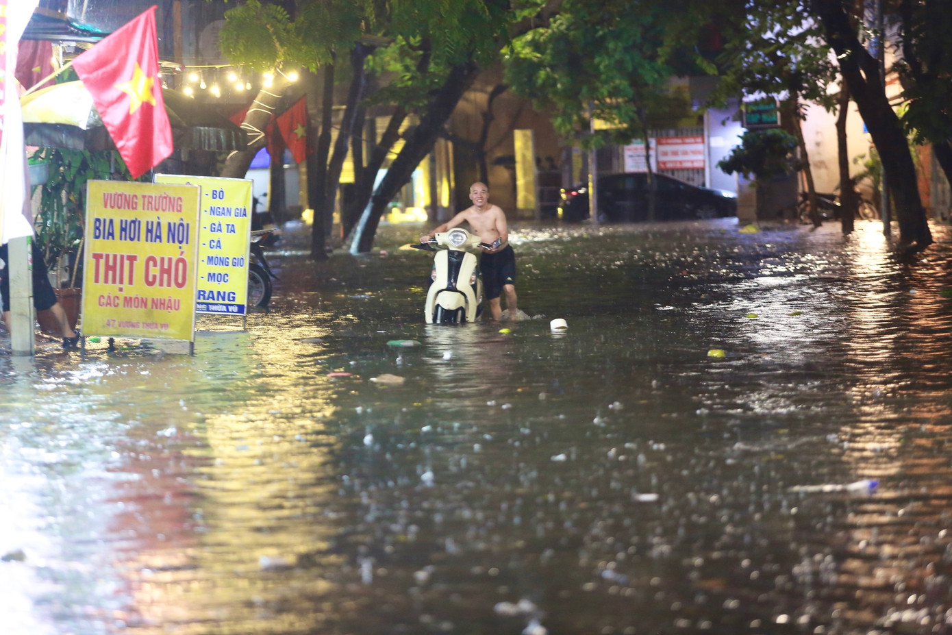 Phố Vương Thừa Vũ ngập sâu hàng mét, giao thông tê liệt.