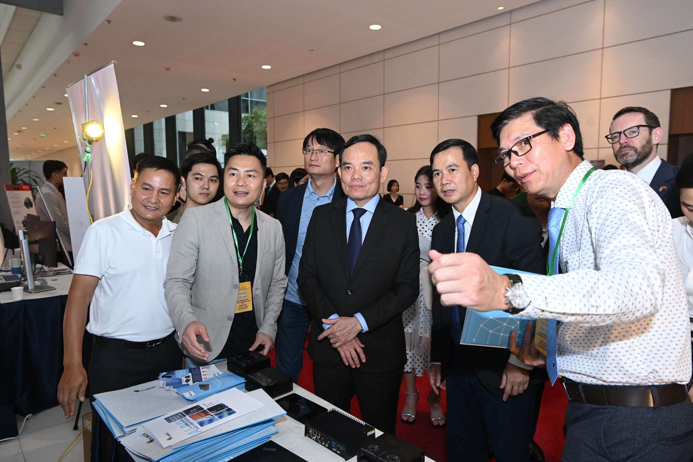 Tại gian hàng về giải pháp ứng dụng AI trong camera giao thông, giám sát nhà máy ở gian hàng của AI Box. Ảnh: Ban tổ chức. Tại gian hàng về giải pháp ứng dụng AI trong camera giao thông, giám sát nhà máy ở gian hàng của AI Box. Ảnh: Ban tổ chức.