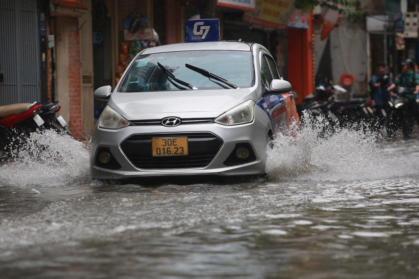 Cơn mưa lớn khiến tầm nhìn hạn chế, người điều khiển bị hạn chế tầm nhìn.