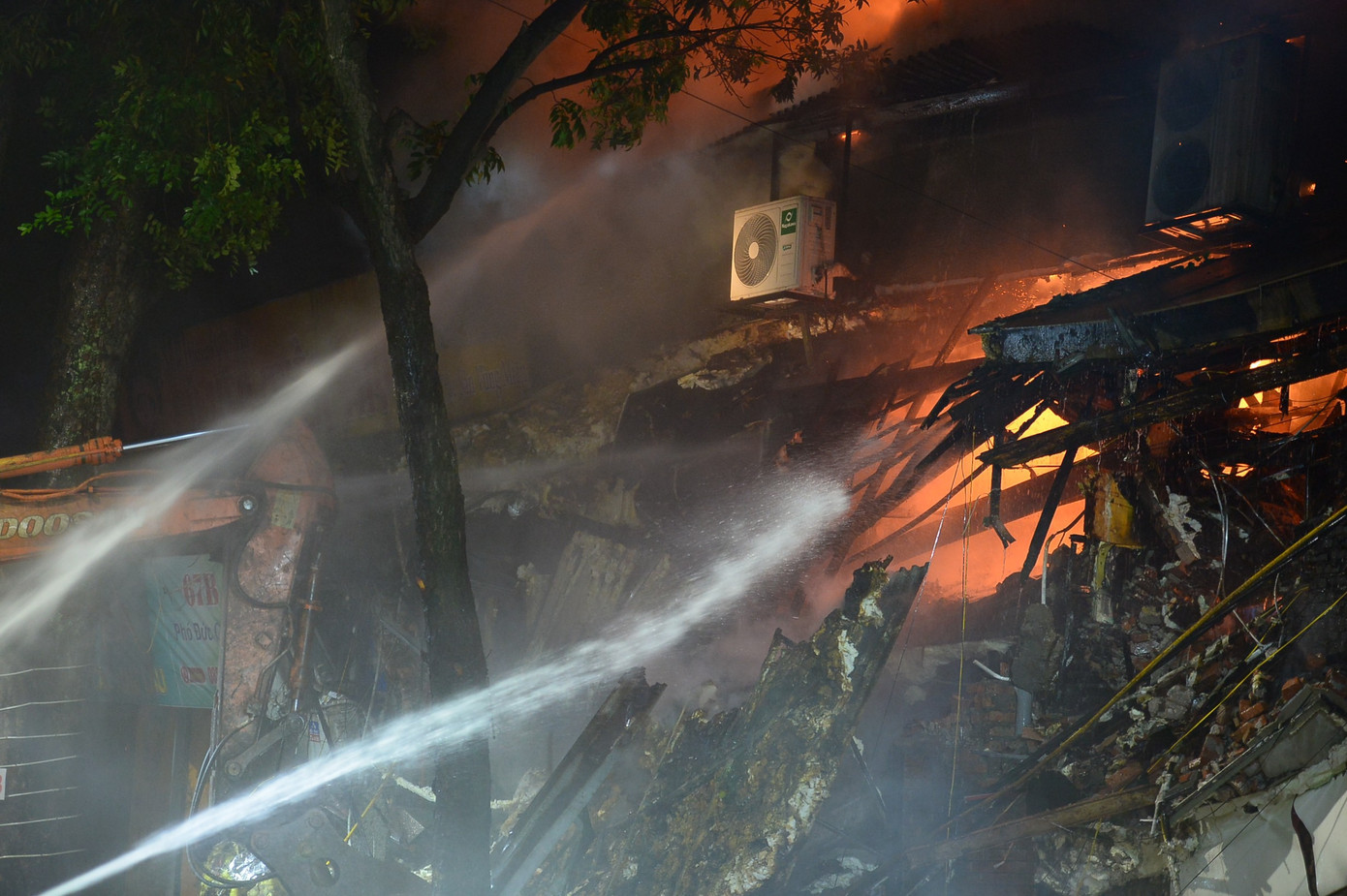 Nhiều phương án chữa cháy đã được lực lượng chức năng triển khai nhằm khống chế ngọn lửa, ngăn chặn không cho cháy lan rộng ra các nhà dân xung quanh.