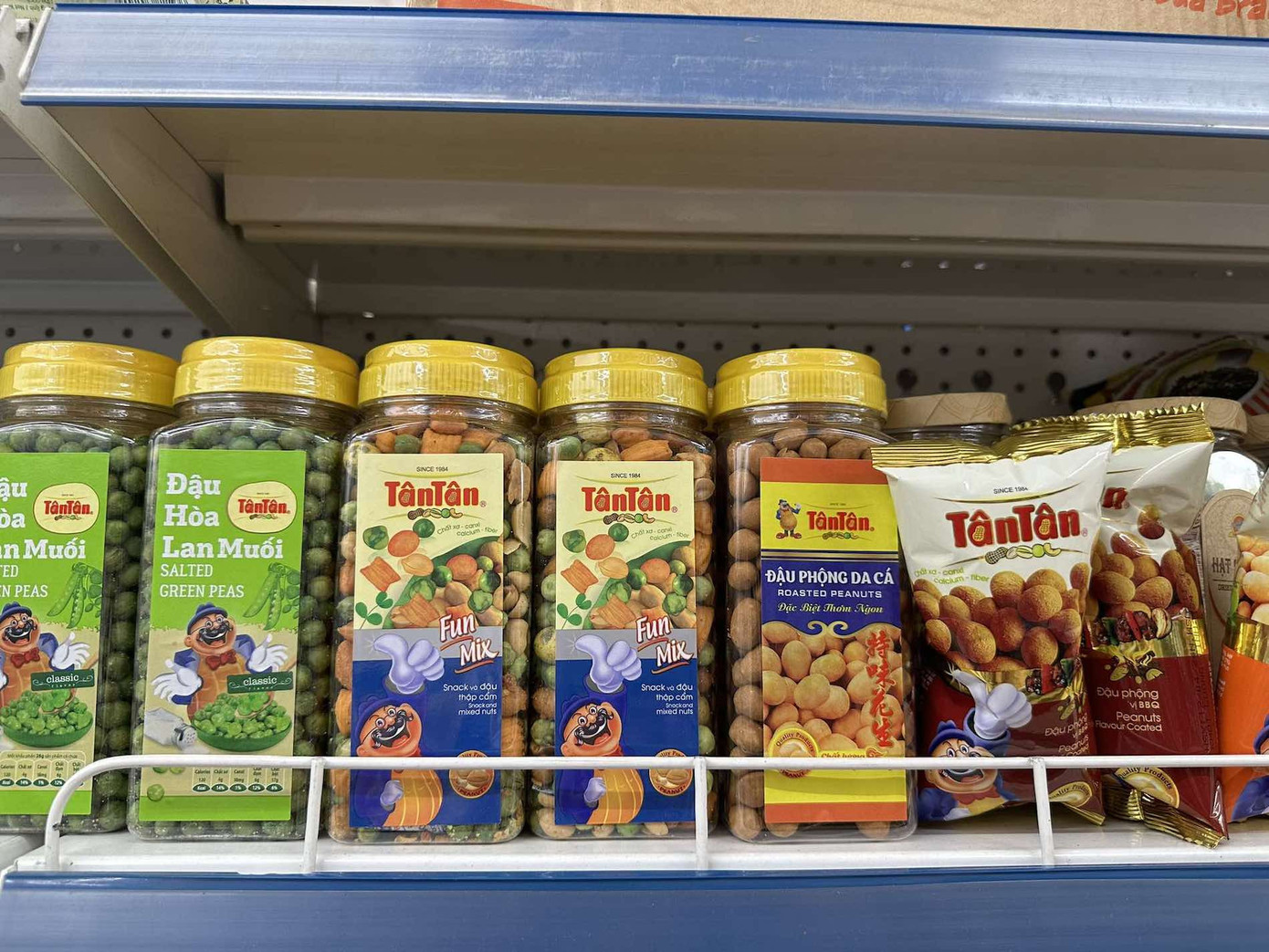 Một sản phẩm đậu phộng mang nhãn hiệu Tân Tân vẫn đang bán trên thị trường. Ảnh: Bạch Hân.
