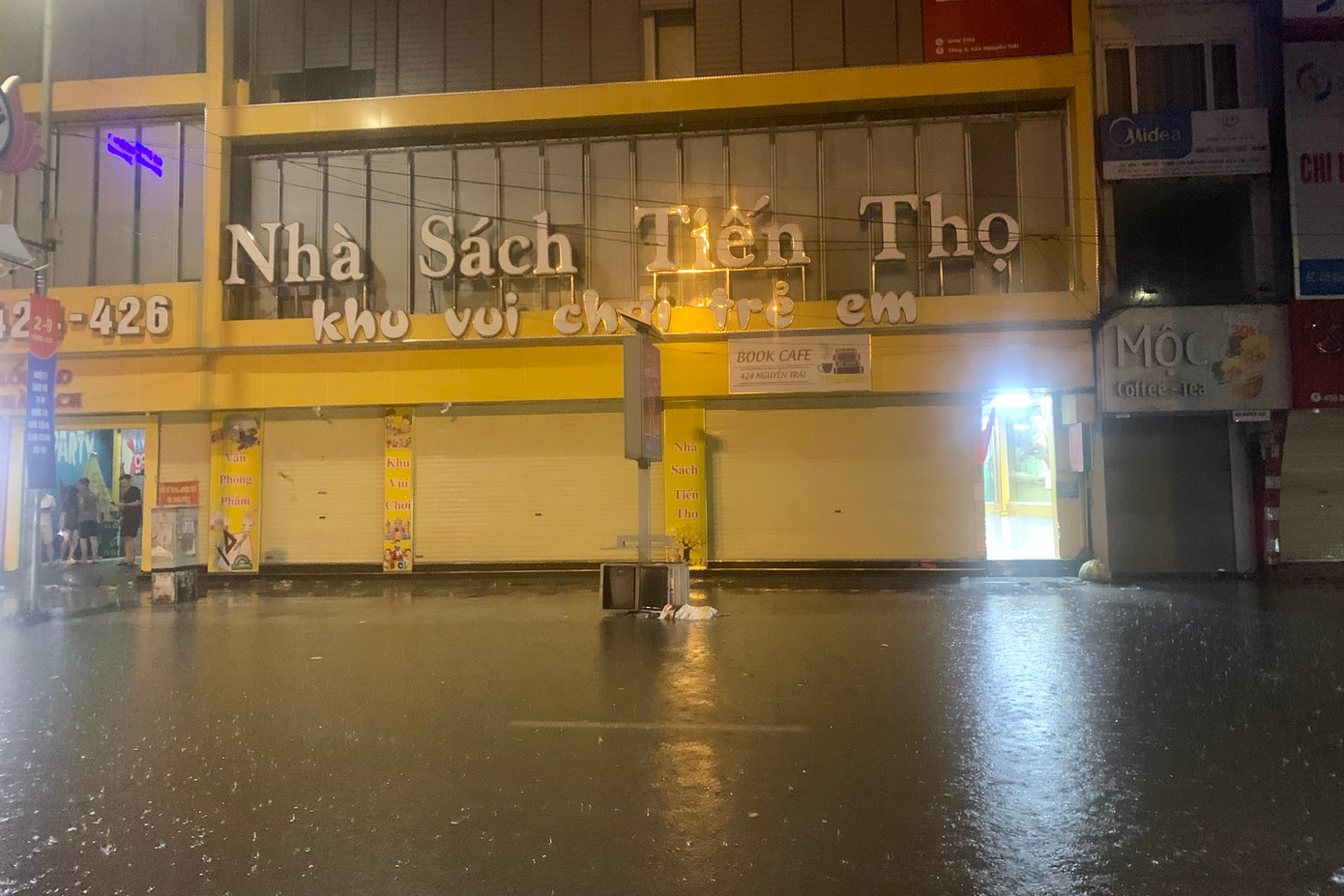 Nước ngập sâu, không phân biệt được lòng đường với vỉa hè.