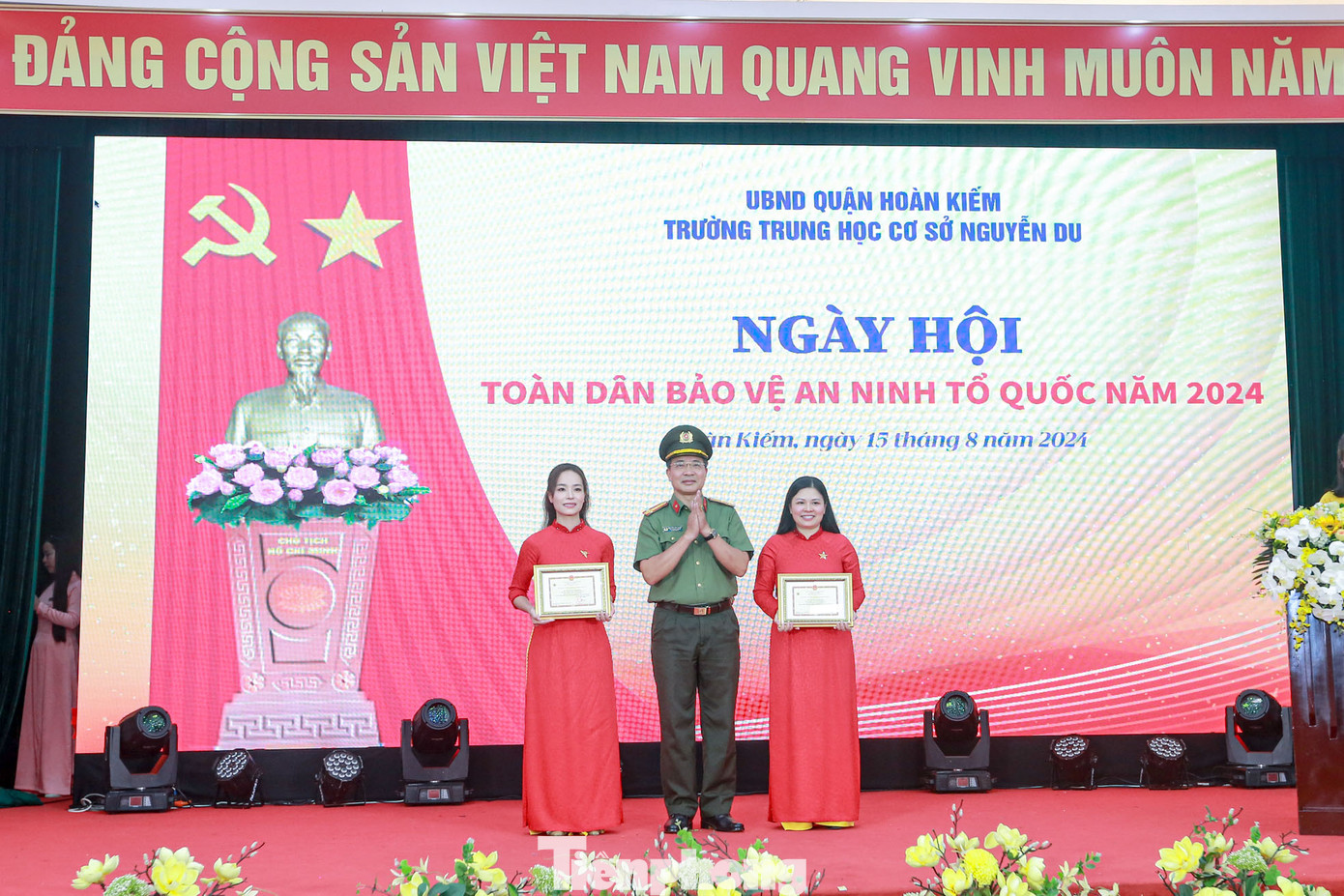 Cô Nguyễn Thu Hương, Hiệu trưởng và cô Bùi Thị Phương Dung, Phó Hiệu trưởng Trường THCS Nguyễn Du nhận Kỷ niệm chương bảo vệ an ninh Tổ quốc của Bộ Công An. Cô Nguyễn Thu Hương, Hiệu trưởng và cô Bùi Thị Phương Dung, Phó Hiệu trưởng Trường THCS Nguyễn Du nhận Kỷ niệm chương bảo vệ an ninh Tổ quốc của Bộ Công An.