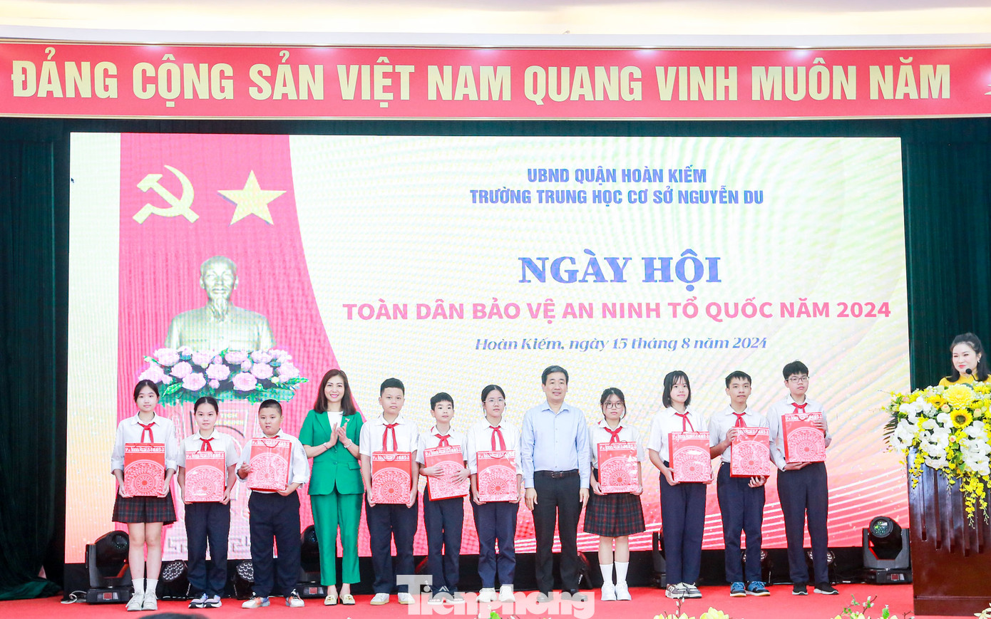 Tặng quà cho học sinh có hoàn cảnh khó khăn. Tặng quà cho học sinh có hoàn cảnh khó khăn.
