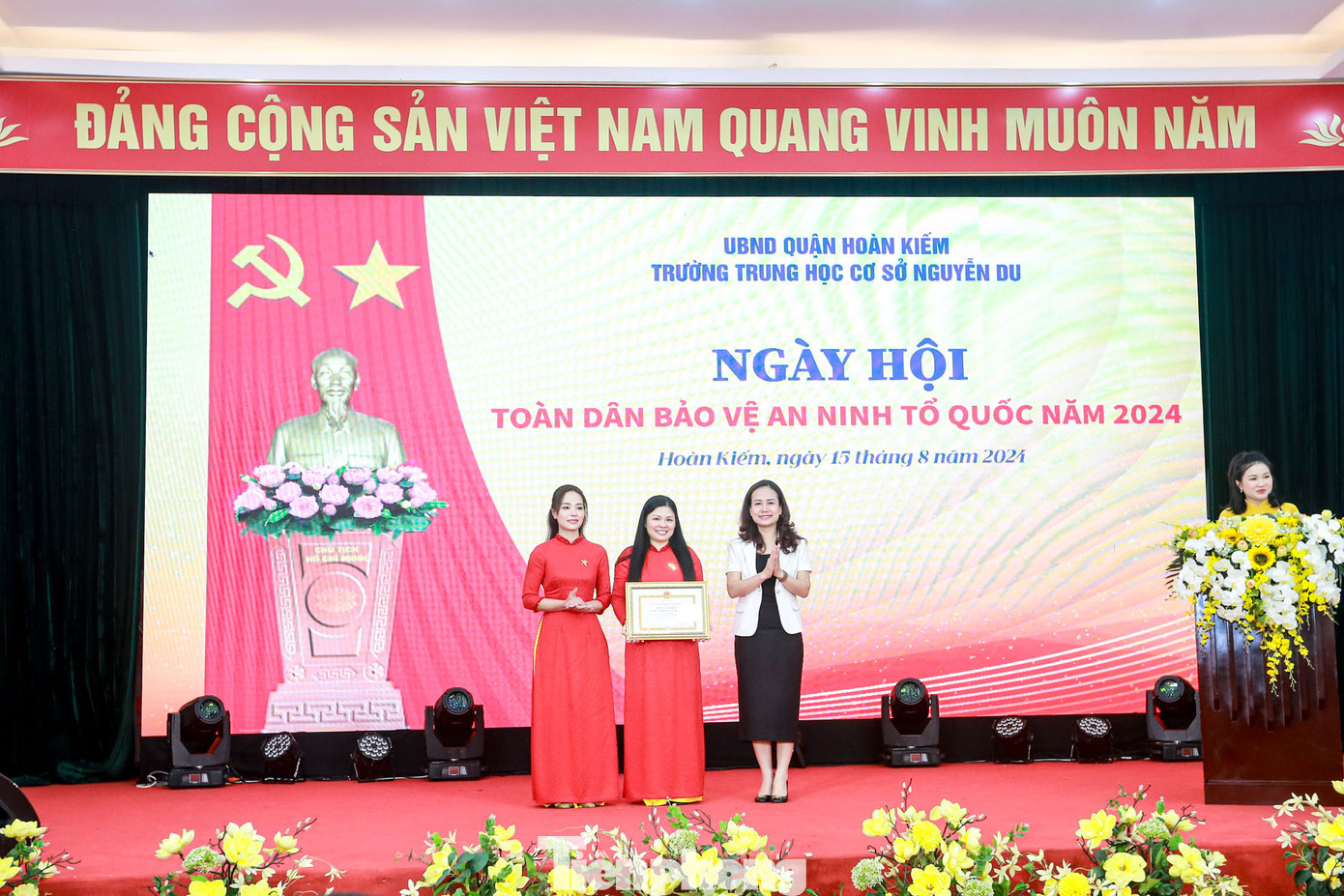 Trường THCS Nguyễn Du nhận Bằng khen của Chủ tịch UBND Thành phố Hà Nội vì có thành tích xuất sắc trong phong trào toàn dân bảo vệ an ninh tổ quốc năm 2024 trên địa bàn Thành phố Hà Nội. Trường THCS Nguyễn Du nhận Bằng khen của Chủ tịch UBND Thành phố Hà Nội vì có thành tích xuất sắc trong phong trào toàn dân bảo vệ an ninh tổ quốc năm 2024 trên địa bàn Thành phố Hà Nội.