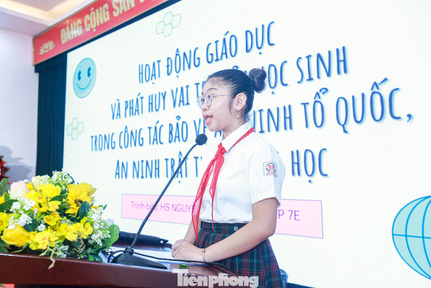 Em Nguyễn Trâm Anh, học sinh lớp 7A trình bày tham luận. Em Nguyễn Trâm Anh, học sinh lớp 7A trình bày tham luận.