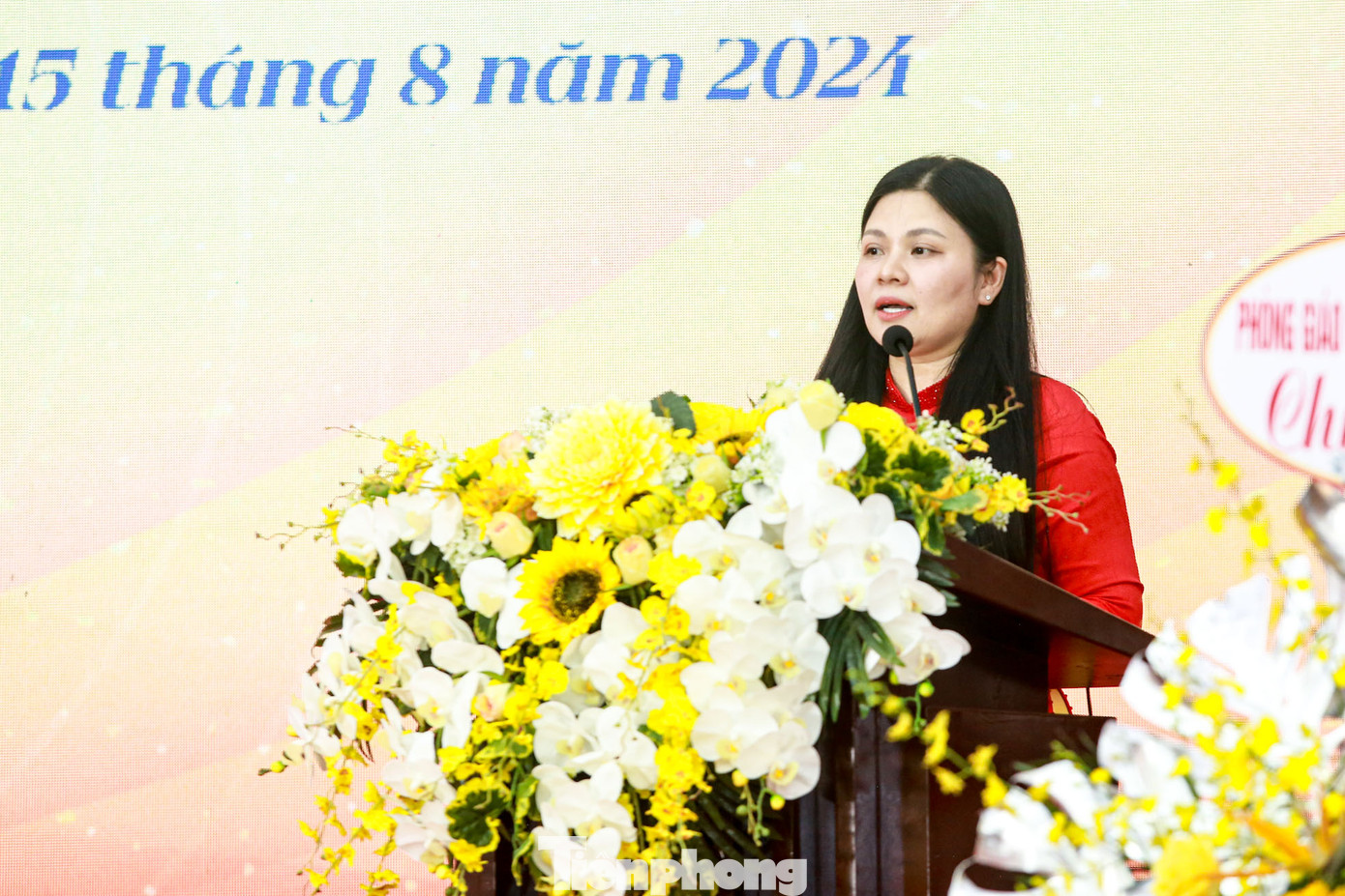 Bà Nguyễn Thu Hương, Hiệu trưởng Trường THCS Nguyễn Du phát biểu tại buổi lễ. Bà Nguyễn Thu Hương, Hiệu trưởng Trường THCS Nguyễn Du phát biểu tại buổi lễ.