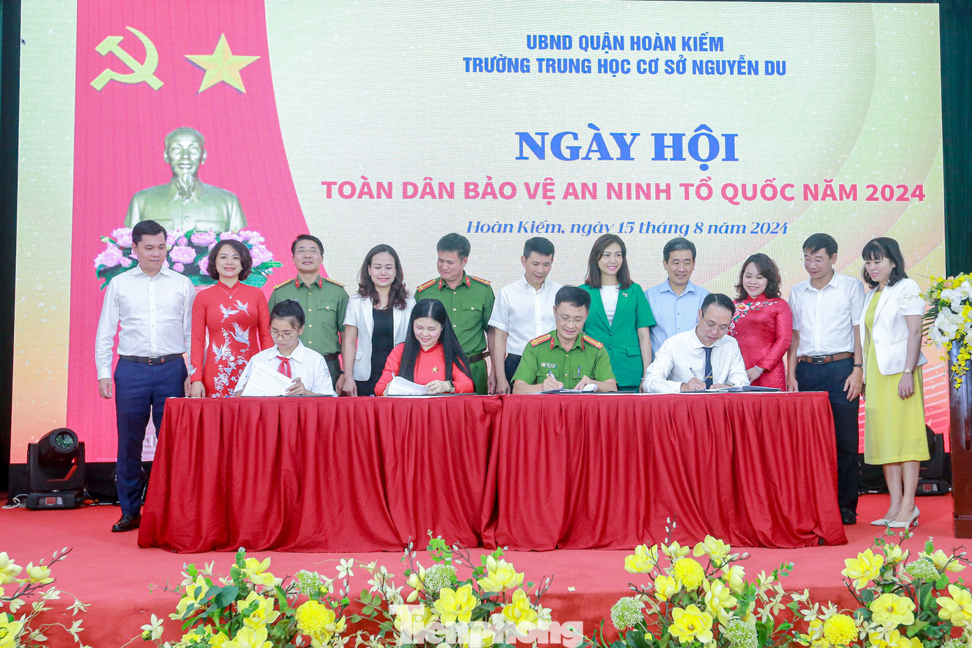 Kí cam kết giữa công an phường Hàng Gai và trường THCS Nguyễn Du trong công tác đảm bảo An ninh trật tự - An toàn trường học. Kí cam kết giữa công an phường Hàng Gai và trường THCS Nguyễn Du trong công tác đảm bảo An ninh trật tự - An toàn trường học.