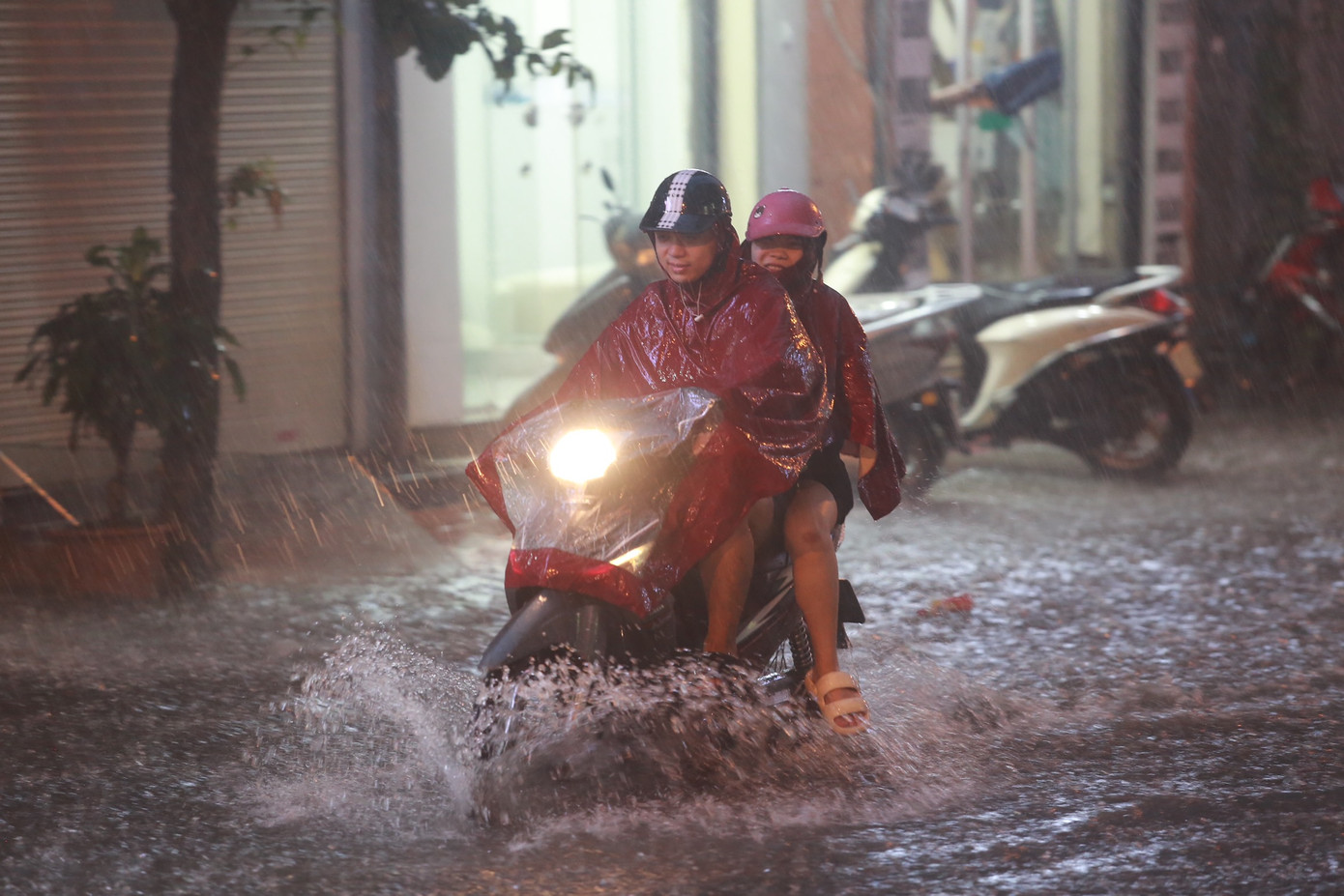 Các phương tiện "rẽ sóng" vượt qua biển nước.