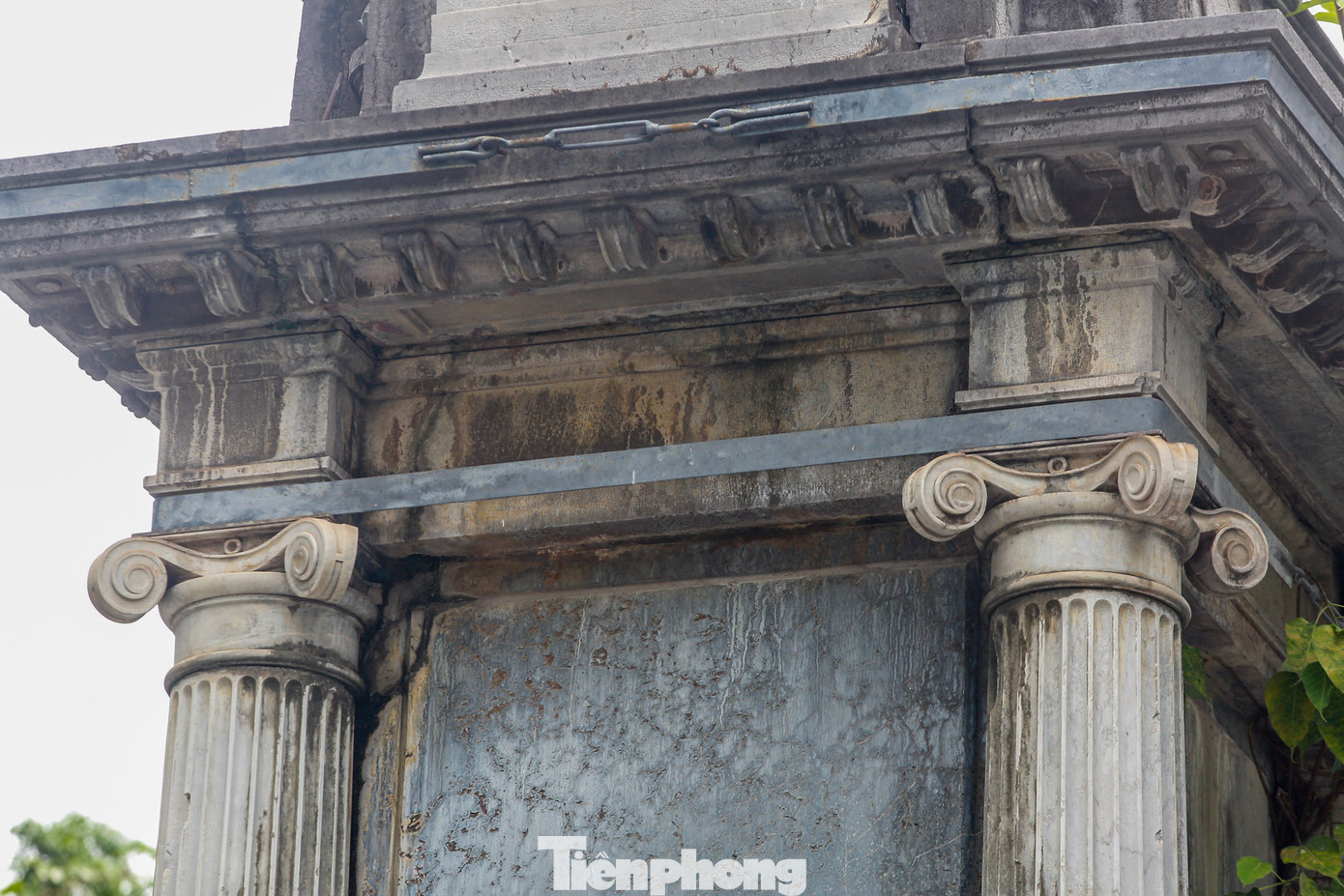 Đài phun nước được đeo đai sắt bảo vệ.