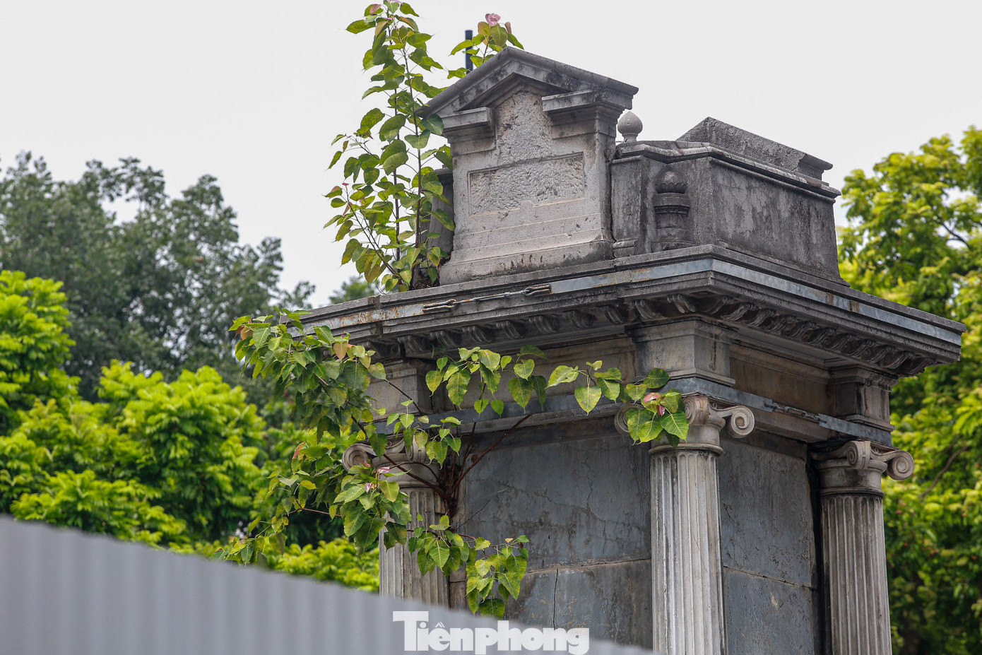 Đài phun nước Con Cóc là một trong những công trình kiến trúc nhỏ độc đáo mang cả dấu ấn phương Đông và phương Tây. Cùng với thời gian, hiện công trình trên đã bị xuống cấp nghiêm trọng do cây đa mọc từ trong gây nứt vỡ và xô lệch kết cấu, các trụ đá bị nghiêng bể nước bị ngấm, hệ thống phun nước không hoạt động. Trước tình trạng trên, năm 2020 Sở Xây dựng Hà Nội đã phải có giải pháp gia cố tạm thời bằng các đai thép để giữ các kết cấu đá.