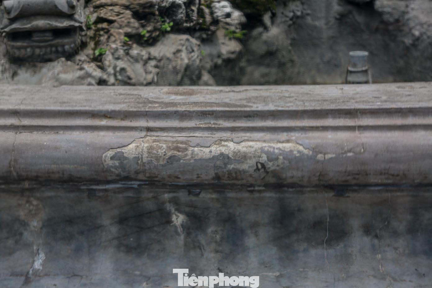 Xuất hiện vết nứt, bong tróc trên công trình đài phun nước.