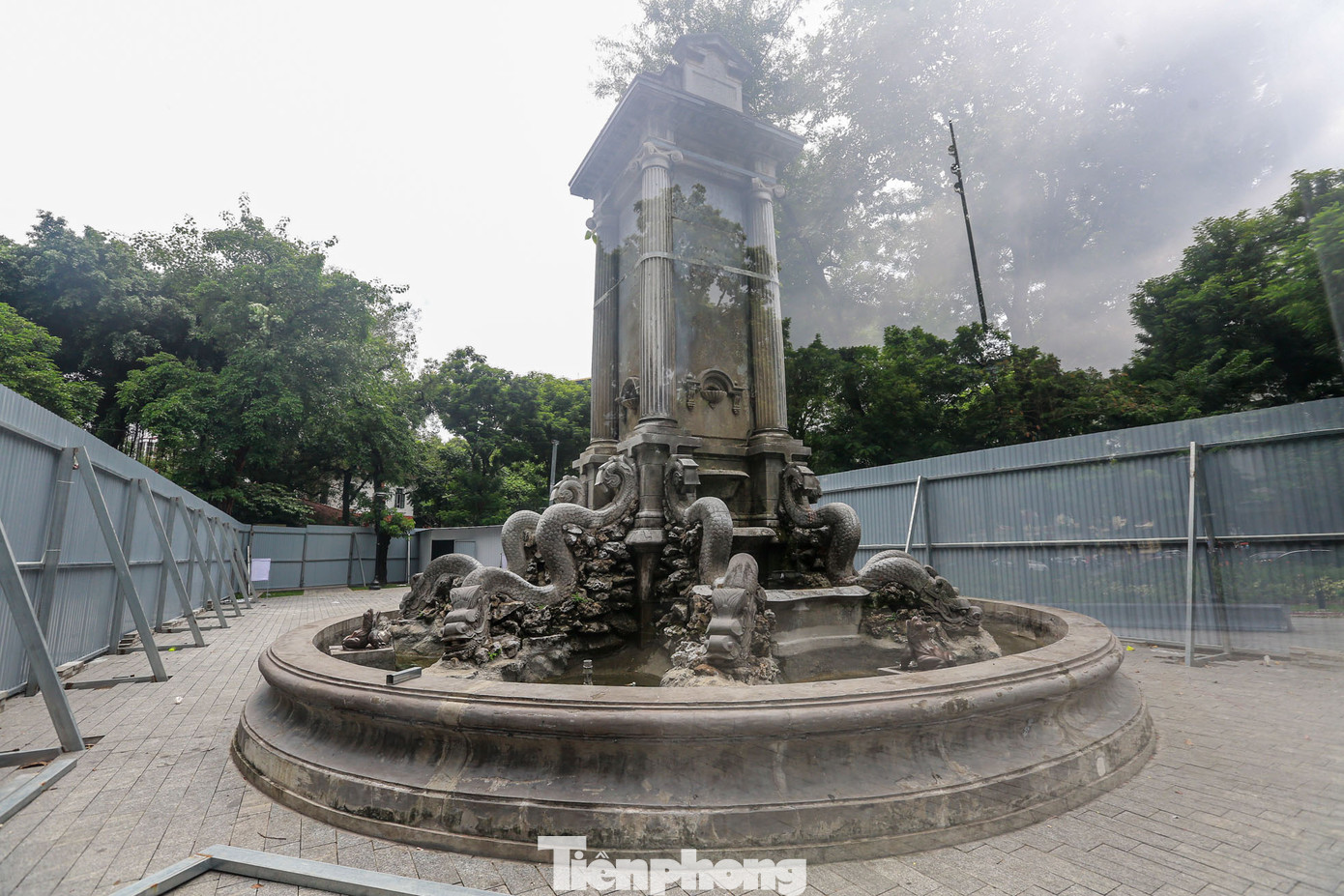 Vườn hoa Diên Hồng có diện tích 4.240m2, nằm trên địa bàn phường Tràng Tiền, vị trí giao giữa các phố Ngô Quyền - Lý Thái Tổ - Lê Phụng Hiểu, quận Hoàn Kiếm, công trình được người Pháp xây dựng từ năm 1901.