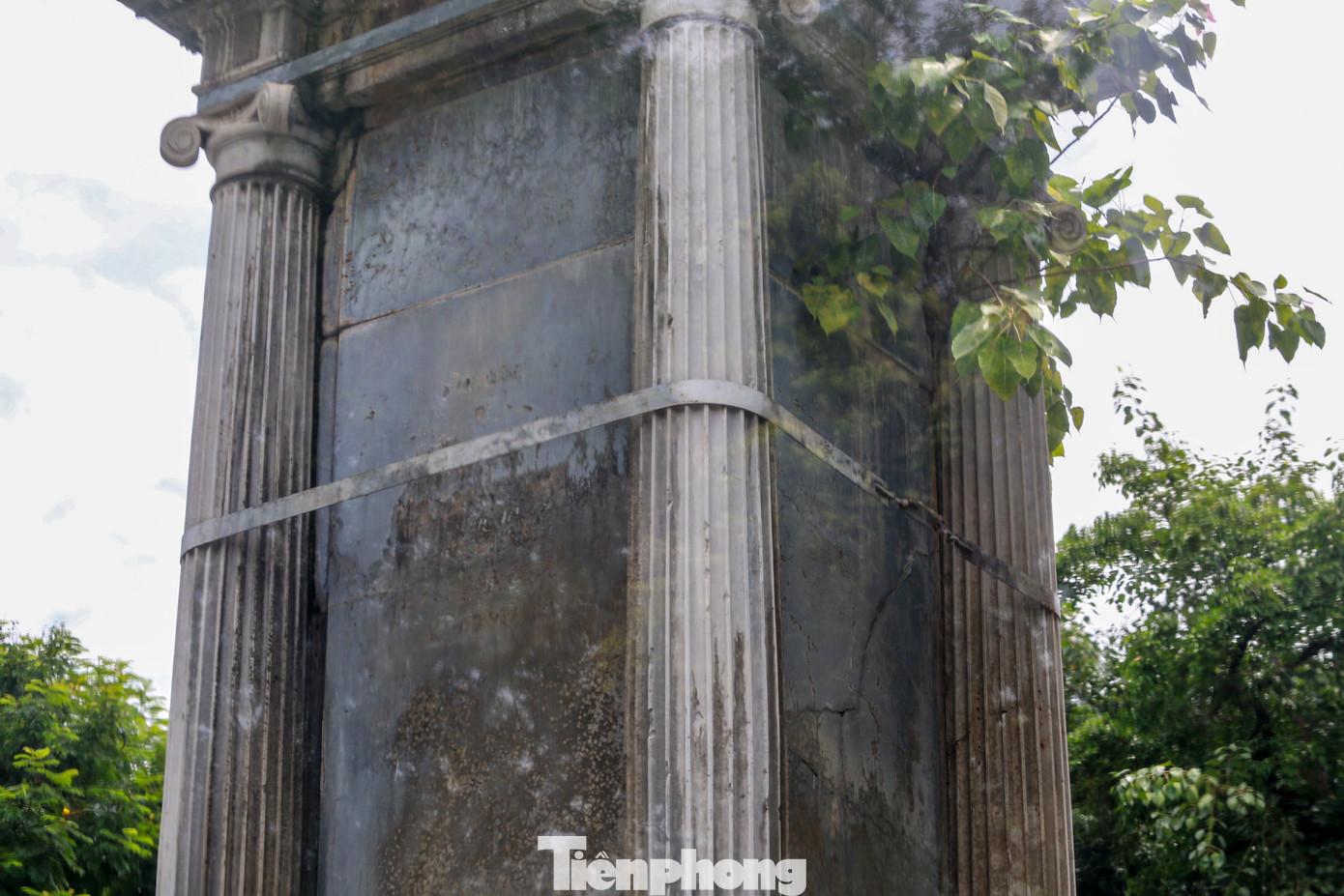 Đài phun nước được đeo đai sắt bảo vệ.