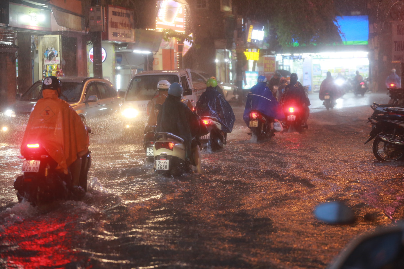 Tình trạng ngập úng kéo dài khi cơn mưa chưa ngớt.