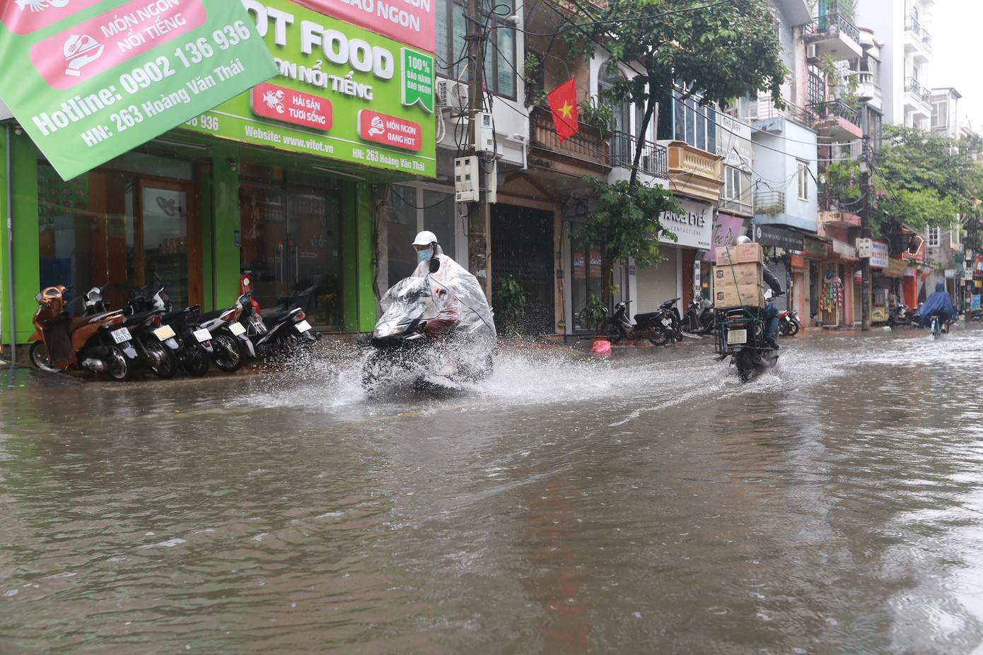 Tuyến đường Hoàng Văn Thái (quận Thanh Xuân) nhanh chóng ngập nước chỉ sau 20 phút mưa lớn.