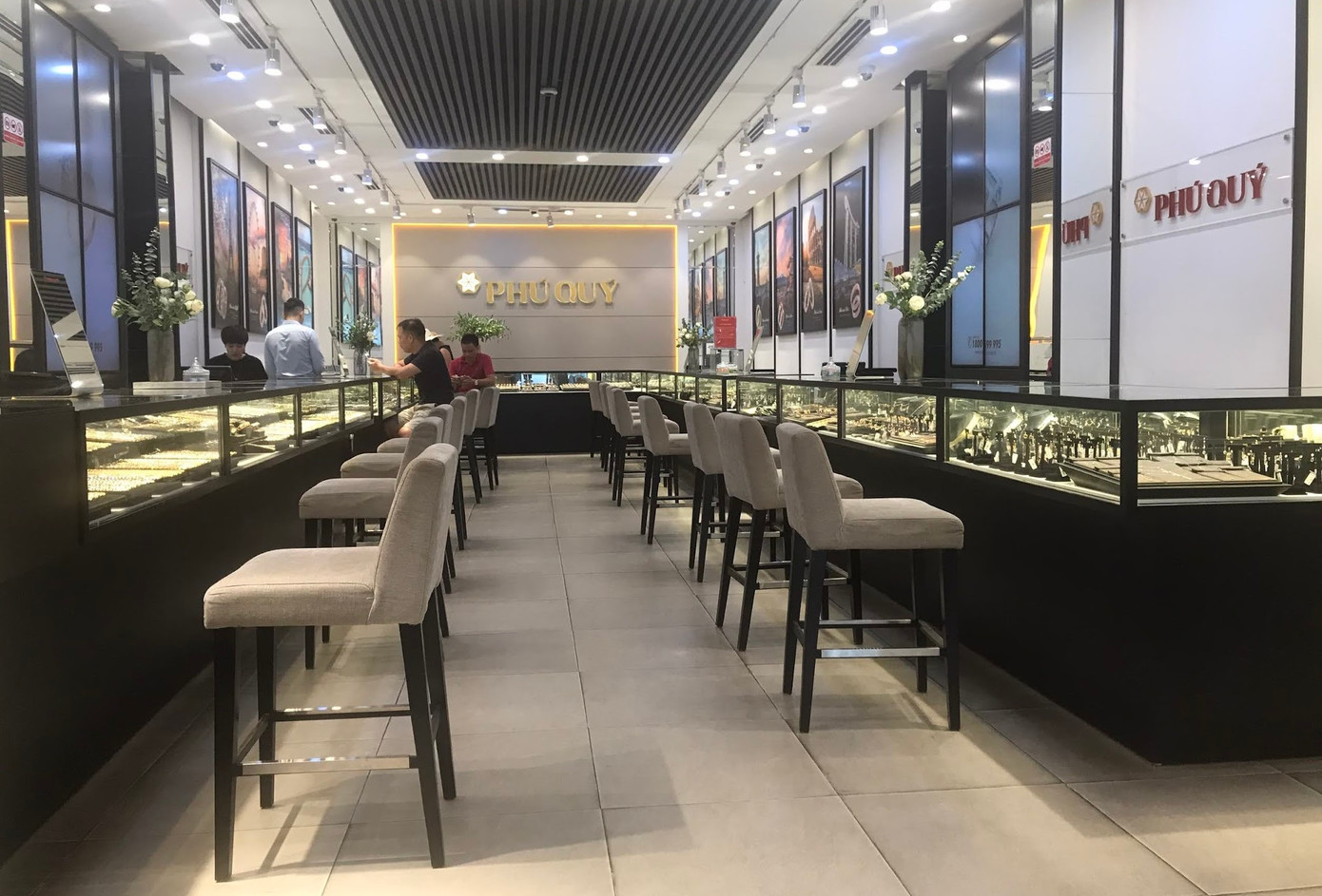 Nhiều người cho rằng, người dân đã "chán" vàng, nên lượng giao dịch không nhiều. Lượng giao dịch đến cửa hàng cũng là mặt hàng vàng nhẫn. Một số người mua tiếp vì nghĩ giá còn tăng nữa, một số người bán vàng chốt lời sau khi mua vàng từ đợt đầu năm.