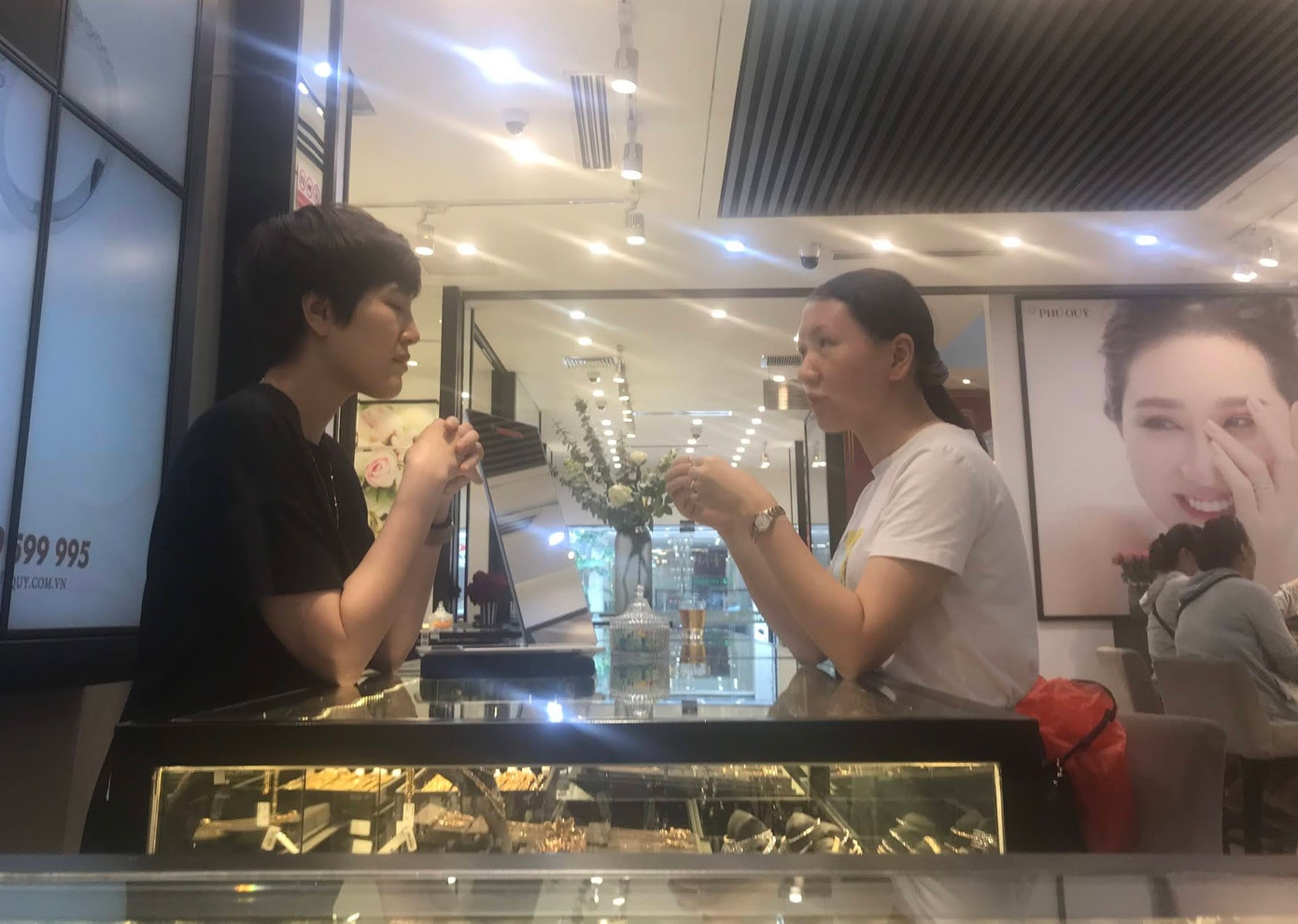Lác đác một vài khách trong cửa hàng vàng.