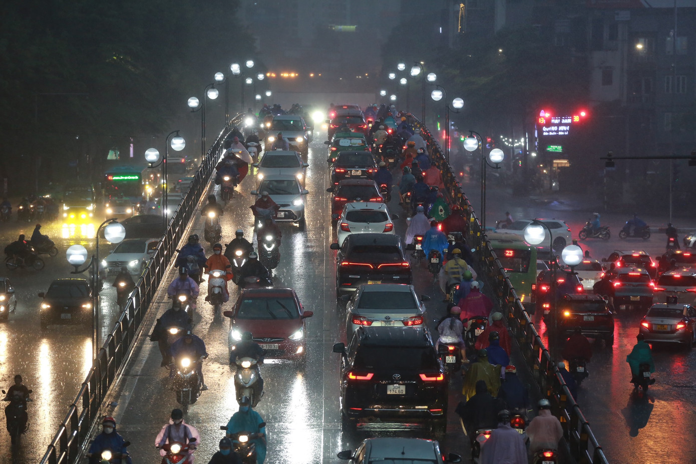 Các phương tiện "nhích chầm chậm" trên cầu vượt Thái Hà.