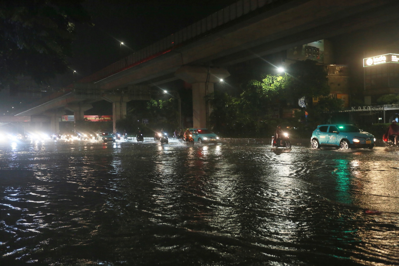 Đường Nguyễn Trãi rộng 12 làn xe nhanh chóng thành sông sau cơn mưa lớn.