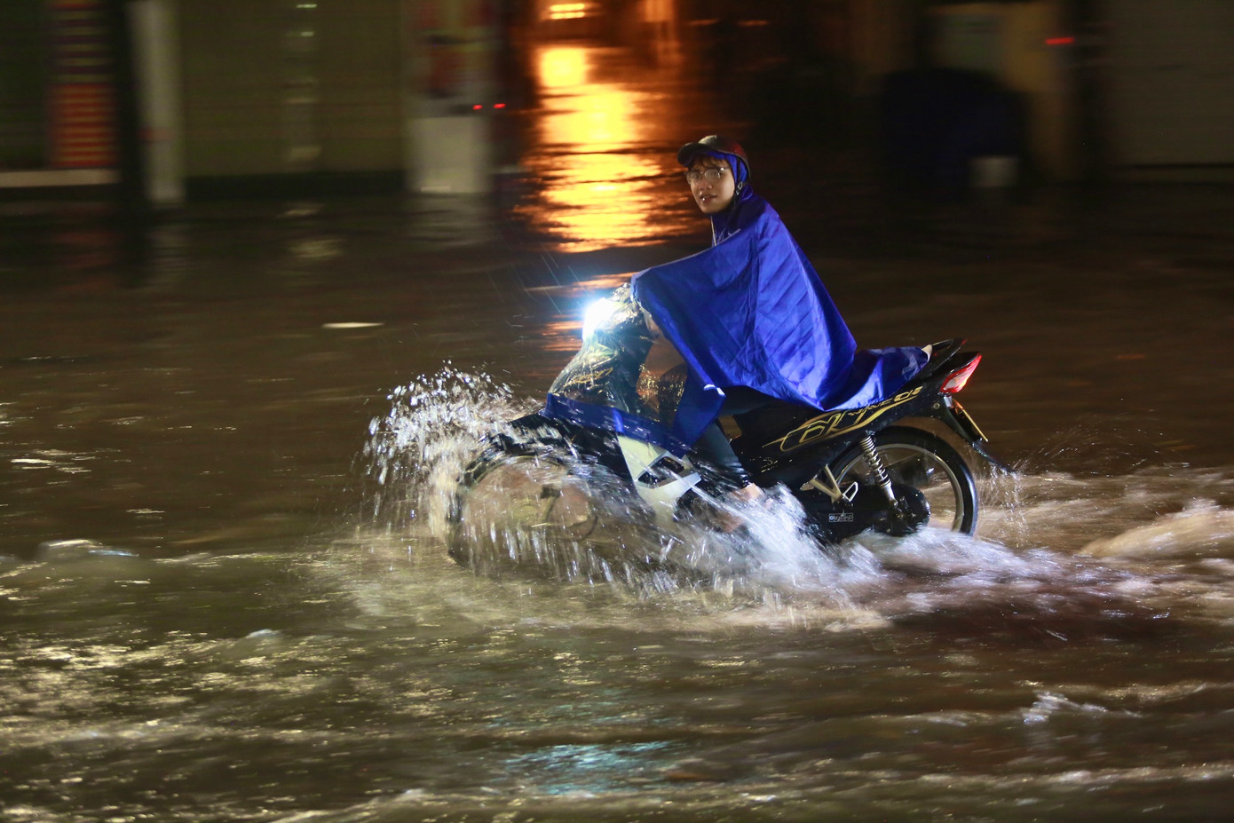 Tình trạng thoát nước tại nhiều tuyến phố diễn ra chậm.