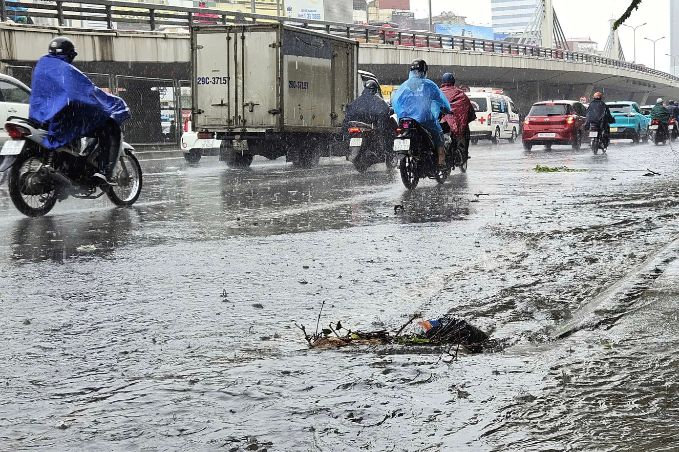 Cơn mưa bất chợt khiến nhiều người trở tay không kịp.